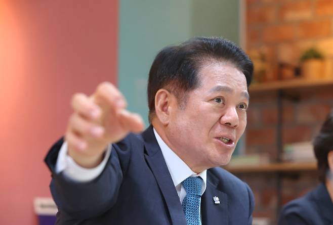 최대호 경기 안양시장이 지난 10일 인터뷰에서 지역 발전구상을 설명하고 있다. 안양시 제공