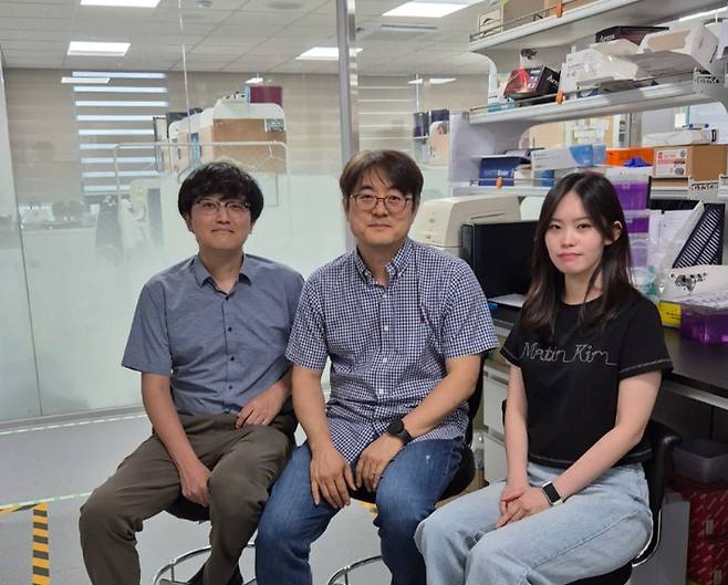 KAIST 의과학대학원 양경모 박사, 정원일 교수, 김규래 박사과정(왼쪽부터). KAIST 제공