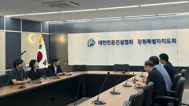 고용노동부 강원지청은 17일 오후 대한전문건설협회 강원지회를 찾아 개정된 산업안전보건기준에 관한 규칙의 폭염 관련 규정을 설명하고 건설현장에 조기 정착될 수 있게 해달라고 적극 당부했다. 강원노동청 제공