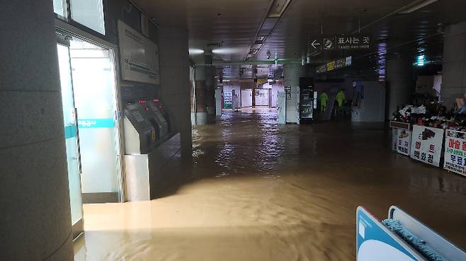 17일 폭우로 침수된 광주도시철도1호선 상무역. 광주광역시 제공