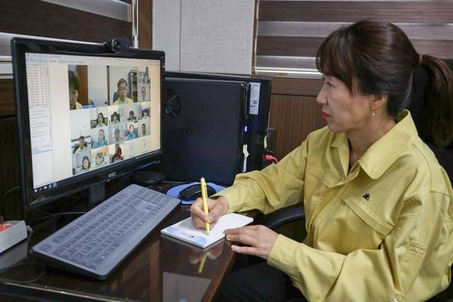 강윤진 신임 국가보훈부 차관이 17일 서울 용산구 서울지방보훈청에서 집중호우 대책으로 전국 국립묘지 기관장 회의를 긴급 소집해 화상회의를 주관하고 있다. 국가보훈부