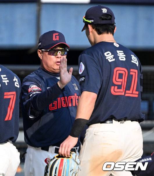 [OSEN=잠실, 이대선 기자] 프로야구 롯데 자이언츠가 두산 베어스를 꺾고 3연승을 달렸다. 단독 2위가 됐다.  롯데는 26일 서울 잠실구장에서 열린 2025 KBO리그 두산과 경기에서 7-4로 승리했다.경기 종료 후 롯데 김태형 감독이 윤동희와 승리의 기쁨을 나누고 있다. 2025.04.26 /sunday@osen.co.kr