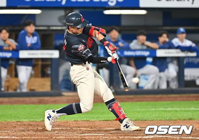 [OSEN=대구, 이석우 기자] 27일 대구삼성라이온즈파크에서 2025 신한 SOL 뱅크 KBO 리그 삼성 라이온즈와 롯데 자이언츠의 경기가 열렸다. 홈팀 삼성은 후라도가, 방문팀 롯데는 감보아가 선발 출전했다. 롯데 자이언츠 윤동희가 8회초 2사 2루 좌중간 1타점 안타를 치고 있다. 2025.05.27 / foto0307@osen.co.kr
