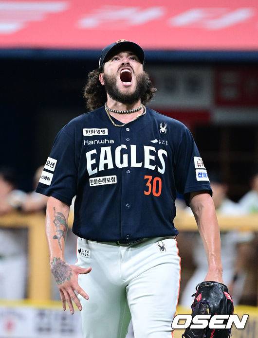 [OSEN=고척, 최규한 기자] 4일 서울 고척스카이돔에서 ‘2025 신한 SOL Bank KBO리그’ 키움 히어로즈와 한화 이글스의 경기가 열렸다.홈팀 키움은 라울 알칸타라, 방문팀 한화는 코디 폰세를 선발로 내세웠다.7회말 키움 공격을 삼자범퇴로 막아낸 한화 선발 폰세가 더그아웃으로 향하며 포효하고 있다. 2025.07.04 / dreamer@osen.co.kr