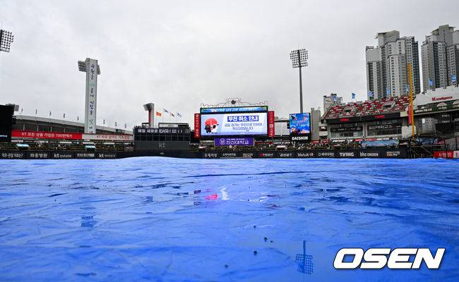 [OSEN=수원, 민경훈 기자] 17일 수원 KT위즈파크에서 ‘2025 신한 SOL Bank KBO리그’ KT 위즈와 한화 이글스의 경기가 열릴 예정이었으나 우천 취소됐다.이날 KT 위즈와 한화 이글스의 시즌 9번째 맞대결이 우천 취소됐다.&nbsp;이날 개시 예정이었던 5경기가 모두 우천으로 취소됐다.&nbsp;전광판에 우천 취소 표시가 되고 있다. 2025.07.13 / rumi@osen.co.kr