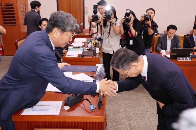 ▲정성호 법무부 장관 후보자가 16일 국회 법제사법위원회에서 열린 인사청문회에서 이춘석 위원장에게 선서문을 전달 후 악수하고 있다. ⓒ연합뉴스