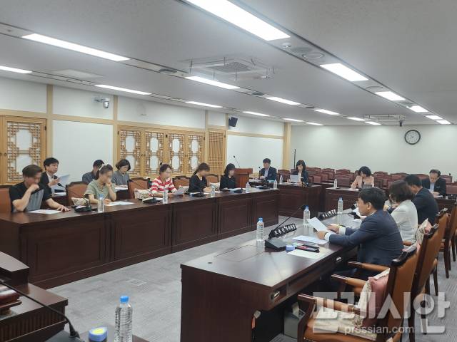 ▲안동 지역 고등학교에서 발생한 시험지 유출 사건과 관련해 해당 학교 학부모들이 입장문을 발표했다. 학부모들은 17일 경북도의회 교육위원회,경북도교육청 관계자들과 간담회를 갖고, 재발방지책과 입시 내신 반영 방안에 대한 의견을 제시했다. ⓒ 프레시안(김종우)