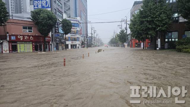 ▲광주 북구 보건소 앞 도로 침수로 인해 중앙 분리대가 도로임을 알려주고 있다. 2025.07.17ⓒ프레시안(백순선)