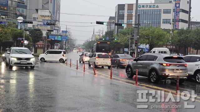 ▲광주 북구청앞 도로가 침수돼 말바우시장 방향, 광주역방향, 전대정문방향으로 진입을 못하고 차량들이 돌아가고 있다.2027.07.17ⓒ프레시안(백순선)