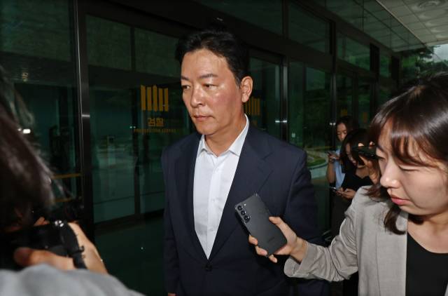 ▲김성훈 전 대통령경호처 차장이 3일 내란특검 조사를 받기 위해 서초구 서울고검으로 들어서고 있다. ⓒ연합뉴스