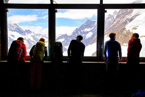 아이스미어역에 있는 전망대. 빙하의 상태와 날씨를 살펴 보고 있다.