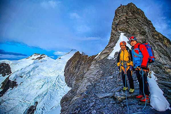미텔레기능선 위에서 잠시 숨을 돌리고 있다. 험준한 능선 아래 아이스미어 빙하가 광활하게 펼쳐져 있다.