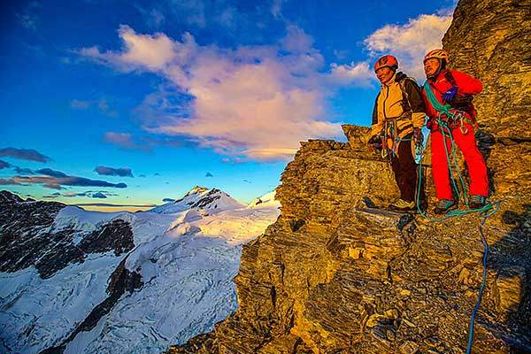 그레이트 타워에서 맞이한 알펜글로. 하늘은 서서히 불타오르고, 붉은빛이 얼어붙은 벽과 긴장된 마음을 조용히 녹여냈다.
