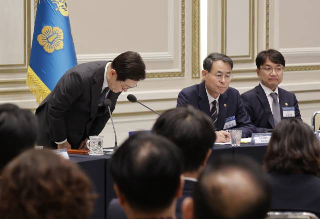 이재명 대통령이 16일 청와대 영빈관에서 '기억과 위로, 치유의 대화' 사회적 참사 유가족 간담회를 하며 참석 유가족들을 향해 허리 숙여 인사하고 있다. 연합뉴스