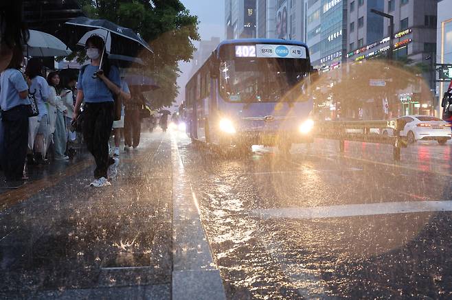 비가 내리는 16일 서울 강남역 인근에서 시민들이 우산을 쓴 채 이동하고 있다. 이날 기상청은 중부지방과 호남을 중심으로 많은 비를 예보했다. 연합뉴스