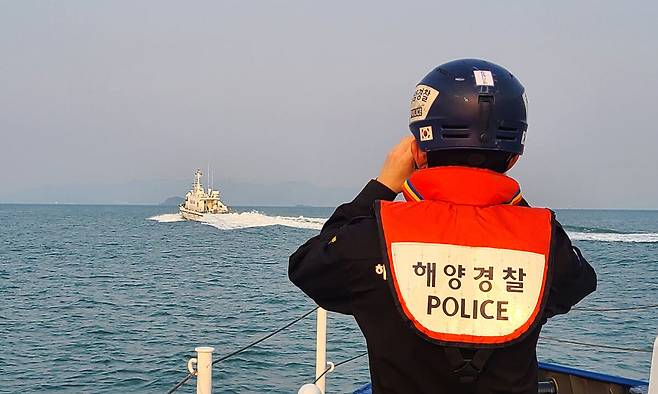 지난 15일 전북 부안 앞바다에서 여객선에 승선한 70대 남성이 투신해 실종되자 해경이 경비함정 등을 동원해 수색하고 있다. 부안해경 제공