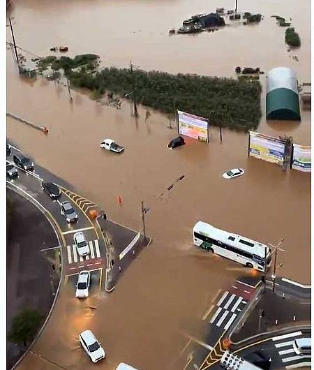 17일 오전 서산시 성연면 성연 삼거리가 물에 잠겼다. 연합뉴스