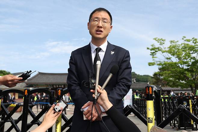 지난 5월18일 당시 무소속 김상욱 의원이 광주 북구 운정동 국립5·18민주묘지 민주의 문 앞에서 더불어민주당 입당 기자회견을 하고 있다. 뉴시스