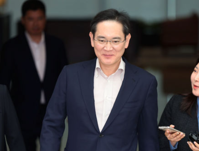 일본 출장을 마친 이재용 삼성전자 회장이 9일 서울 강서구 김포비즈니스항공센터(SGBAC)로 귀국하고 있다. 뉴시스