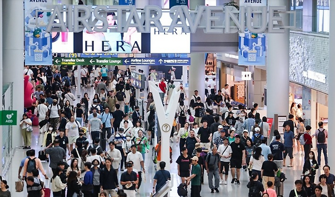 지난 설 연휴 명절 인천국제공항 제1여객터미널 출국장에서 승객들이 탑승 수속을 위해 줄을 서고 있다. 연합뉴스