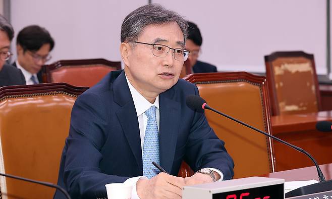 조현 외교부 장관 후보자가 17일 서울 여의도 국회 외교통일위원회에서 열린 인사청문회에서 의원 질의에 답변하고 있다. 연합뉴스