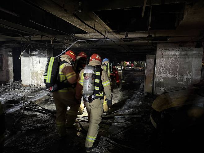 17일 오후 화재가 난 경기 광명시 소하동의 10층짜리 아파트 건물에서 소방대원들이 인명 검색을 벌이고 있다.&nbsp;경기도소방재난본부 제공