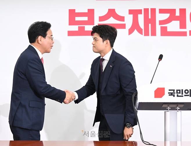 김용태 국민의힘 비상대책위원장이 30일 오전 서울 여의도 국회에서 퇴임 기자회견 도중 송언석 원내대표의 격려를 받고 있다. 2025.6.30안주영 전문기자