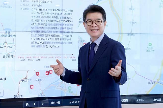 정원오 서울 성동구청장이 지난 10일 서울신문과의 인터뷰에서 민원 현황 및 성동구 현황을 한눈에 볼 수 있는 ‘정책소통 스크린’을 설명하고 있다. 성동구 제공