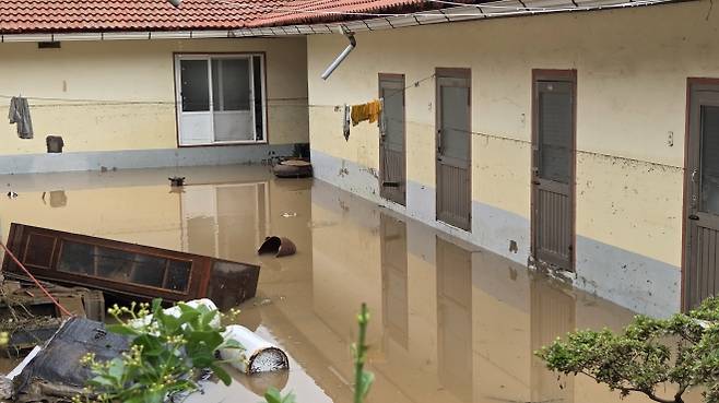 집 안까지 들어찬 빗물 - 17일 오전 충남 서산에 많게는 400㎜ 물 폭탄이 쏟아진 가운데 서산시 음암면 유계리의 한 주택 마당이 물에 잠겨 있다. 건물에는 중간까지 물이 들어찼던 흔적이 확연하게 남아 있다. 2025.7.17 연합뉴스