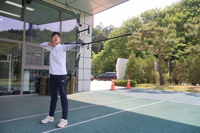 한국 양궁 국가대표 안산이 최근 진천국가대표선수촌에서 진행한 서울신문과의 인터뷰를 마치고 각오를 다지고 있다. 서진솔 기자