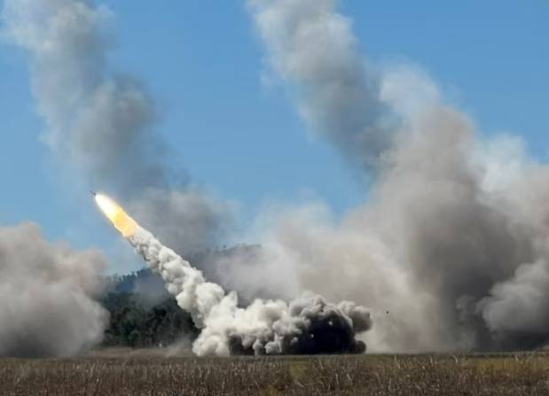 지난 14일 호주 퀸즐랜드주 숄워터 만에서 열린 탈리스만 세이버 2025’ 연합훈련에서 호주, 미국, 싱가포르군이 하이마스를 발사하고 있다. 로이터 연합뉴스