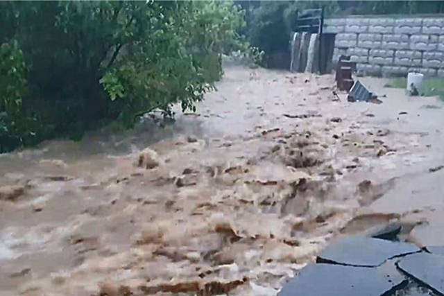 밤사이 충남 서해안 일대에 시간당 100㎜가 넘는 폭우가 쏟아지면서 곳곳이 침수된 17일 충남 당진시 면천면의 하천이 범람하고 있다. 연합뉴스