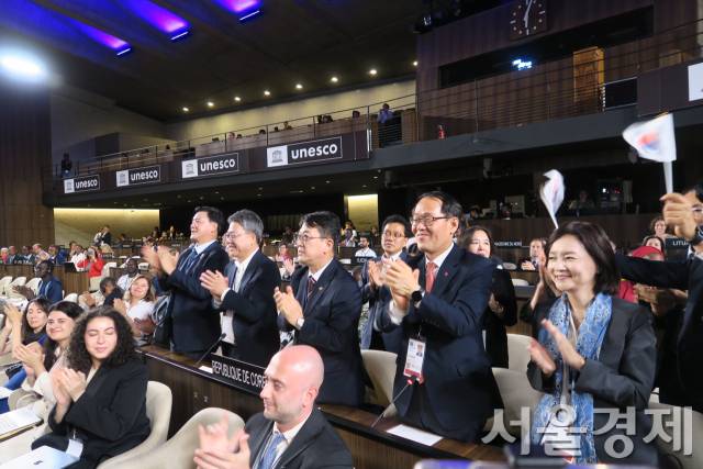 15일(현지시간) 프랑스 파리 유네스코 본부에서 열린 제47차 유네스코 세계유산위원회에서 차기 위원회 개최지로 대한민국이 확정되자 최응천 국가유산청장과 정부 대표단이 박수를 치고 있다. 사진 제공=국가유산청
