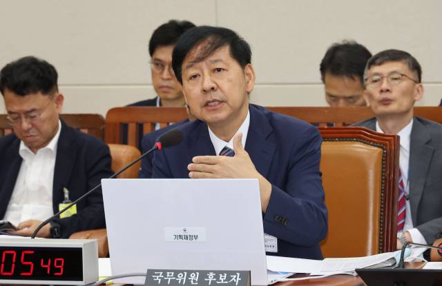 구윤철(가운데) 기획재정부 장관 후보자가 17일 서울 여의도 국회 기획재정위원회에서 열린 인사청문회에서 의원 질의에 답변하고 있다. 연합뉴스