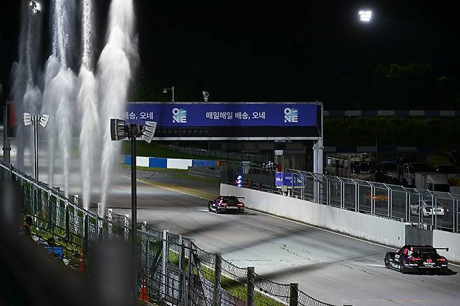 37랩을 완주한 정의철이 가장 먼저 체커를 받고 있다. 사진: 김학수 기자