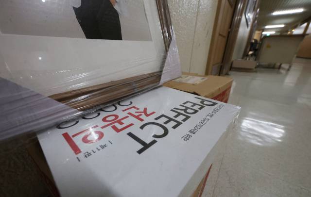 17일 서울 시내 한 의과대학 강의실에 앞에 전공의 선발을 위한 의사국가고시 관련 책이 놓여 있다. 연합뉴스