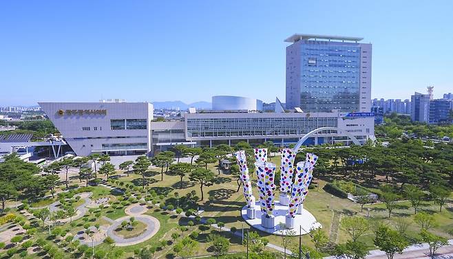 '그간 갈등을 빚어 온' 광주시와 5개 자치구가 민생회복 소비쿠폰 지급을 위한 재원 분담 비율을 5대5로 정하는 방향으로 합의했다. 하지만 오는 21일 민생 소비쿠폰 지급을 앞두고 급한 불은 껐지만 갈등의 불씨는 여전하다는 지적이 나온다. 광주시가 협상카드로 제시한 자치구 재원 보전대책인 특별교부금 지급 규모를 놓고는 입장 차를 보이고 있기 때문이다. 양측이 특교금 최종 규모를 두고 추가 협상을 벌이고 있어 지원액과 타결 시점이 주목된다. 광주시청 전경 ⓒ광주시