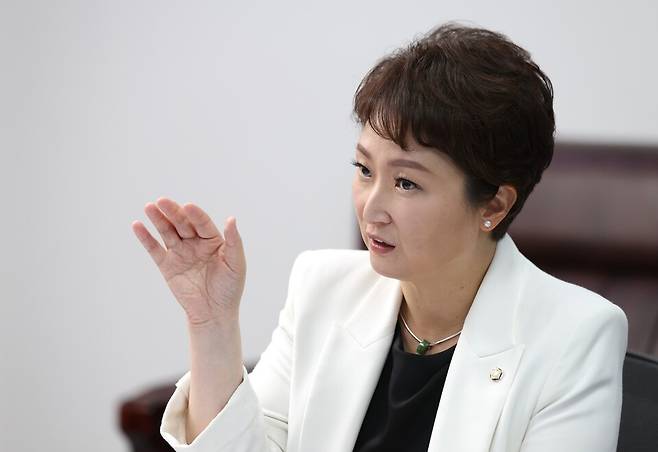 이언주 더불어민주당 최고위원이 7월17일 국회 의원회관에서 시사저널과 인터뷰를 하고 있다. ⓒ시사저널 박은숙