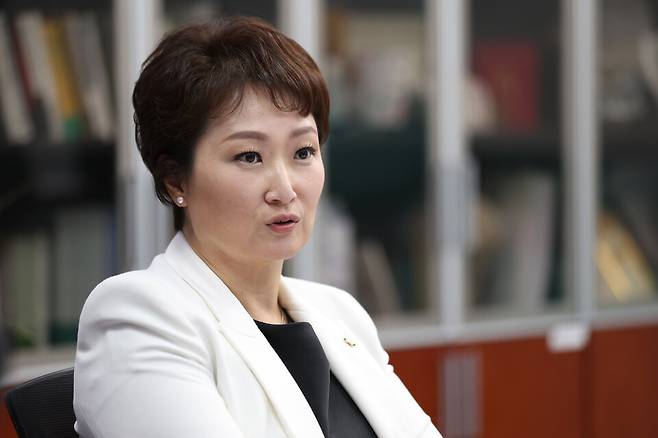 이언주 더불어민주당 최고위원이 7월17일 국회 의원회관에서 시사저널과 인터뷰를 하고 있다. ⓒ시사저널 박은숙