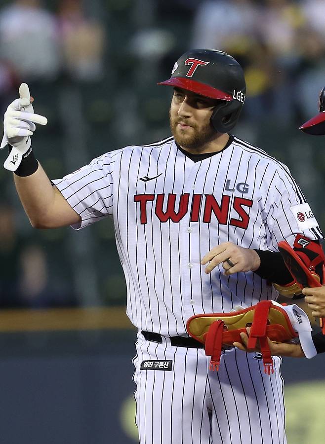 옆구리 근육 부상으로 전반기를 조기 마감한 LG 오스틴 딘이 복귀에 박차를 가하고 있다. 뉴시스