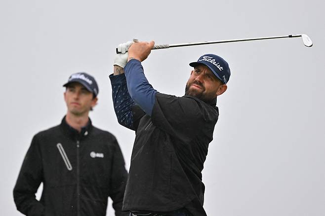 라이언 피크가 16일 디오픈 연습 라운드에서 아이언샷을 치고 있다. AFP