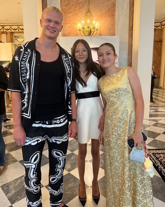 엘링 홀란드, 추사랑, 야노 시호(왼쪽부터). 추사랑 SNS 캡처