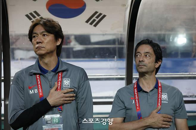 홍명보 한국 축구대표팀 감독(왼쪽)이 지난 6월 10일 서울월드컵경기장에서 2026 북중미 월드컵 아시아 3차 예선 B조 쿠웨이트와 10차전을 앞두고 국기에 대한 경례를 하고 있다. 문재원 기자