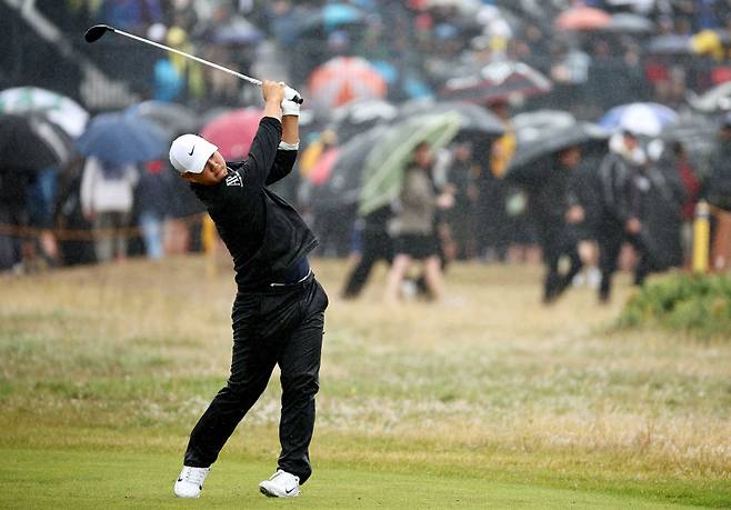 김주형이 잉글랜드 로열 리버풀에서 열린 2023년 디 오픈 마지막날 빗속에서 부상투혼을 사르고 있다. ｜게티이미지