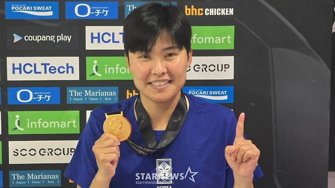 지소연이 우승 메달을 목에 걸고 포즈를 취하고 있다. /사진=박건도 기자