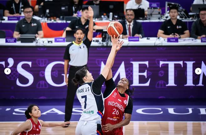 경기에 집중하는 박지수(왼쪽). /사진=FIBA 캡처