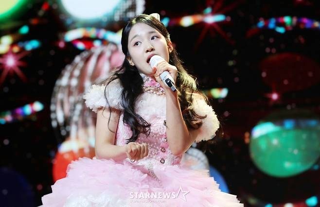 가수 김태연이 9일 서울 강남구 일지아트홀에서 열린 정규 1집 '설레임' 발매 기념 쇼케이스에서 멋진 무대를 선보이고 있다. 2025.04.09 /사진=김휘선 hwijpg@