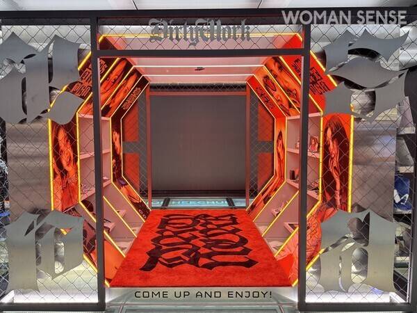 그룹 에스파의 신곡&nbsp;'더티 워크(Dirty Work)'를 콘셉트로 꾸며진 포토존. 관련 제품도 전시되고 있다. 사진=김지호 인턴기자