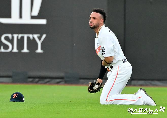 한화 이글스 외국인 타자 루이스 리베라토가 올해 정규시즌 경기에 출전해 수비 후 숨을 고르고 있다. 엑스포츠뉴스 DB