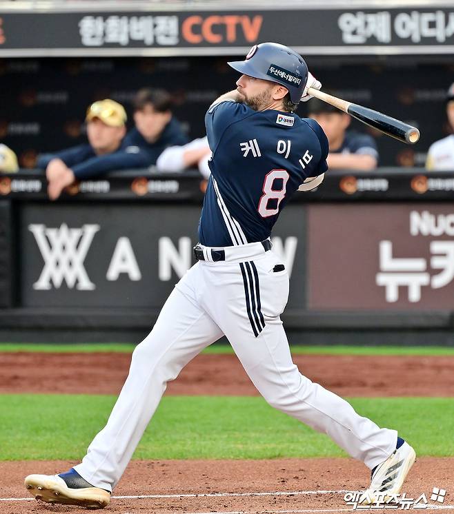 13일 오후 대전 한화생명 볼파크에서 열린 '2025 신한 SOL Bank KBO리그' 두산 베어스와 한화 이글스의 경기, 1회초 1사 두산 케이브가 좌전안타를 날리고 있다. 엑스포츠뉴스 DB